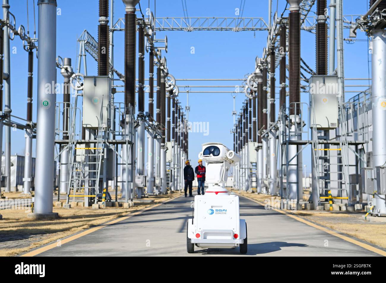 CHUZHOU, CHINE - 10 FÉVRIER 2025 - le personnel d'exploitation et de maintenance et un robot intelligent 5G effectuent une inspection intelligente d'un sous-marin 500 kV Banque D'Images