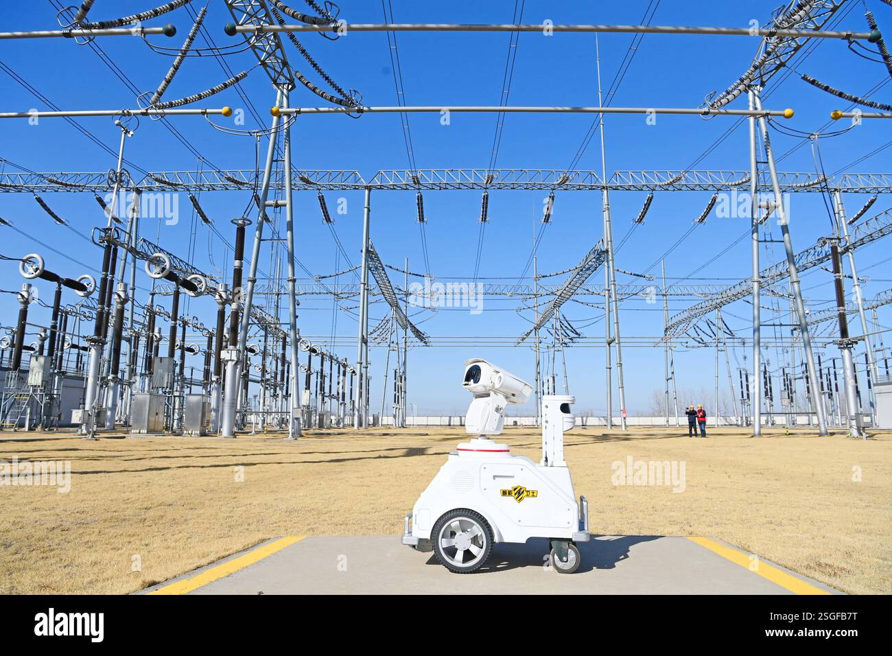 CHUZHOU, CHINE - 10 FÉVRIER 2025 - le personnel d'exploitation et de maintenance et un robot intelligent 5G effectuent une inspection intelligente d'un sous-marin 500 kV Banque D'Images