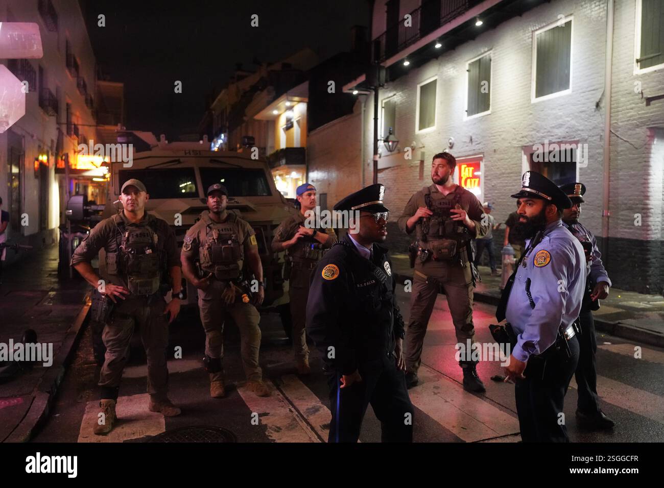 La Nouvelle-Orléans, États-Unis. 9 février 2025. Des agents des forces de l'ordre montent la garde sur Bourbon Street à la Nouvelle-Orléans, aux États-Unis, le 9 février 2025. La police a renforcé les mesures de sécurité dimanche dans la rue Bourbon alors que le Super Bowl de cette année s'est tenu à la Nouvelle-Orléans. Crédit : Wu Xiaoling/Xinhua/Alamy Live News Banque D'Images