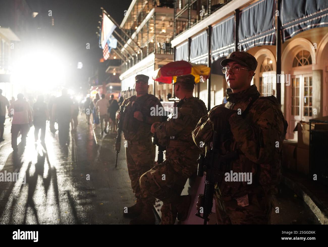 La Nouvelle-Orléans, États-Unis. 9 février 2025. Des agents des forces de l'ordre montent la garde sur Bourbon Street à la Nouvelle-Orléans, aux États-Unis, le 9 février 2025. La police a renforcé les mesures de sécurité dimanche dans la rue Bourbon alors que le Super Bowl de cette année s'est tenu à la Nouvelle-Orléans. Crédit : Wu Xiaoling/Xinhua/Alamy Live News Banque D'Images