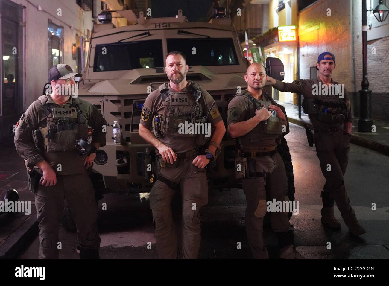 La Nouvelle-Orléans, États-Unis. 9 février 2025. Des agents des forces de l'ordre montent la garde sur Bourbon Street à la Nouvelle-Orléans, aux États-Unis, le 9 février 2025. La police a renforcé les mesures de sécurité dimanche dans la rue Bourbon alors que le Super Bowl de cette année s'est tenu à la Nouvelle-Orléans. Crédit : Wu Xiaoling/Xinhua/Alamy Live News Banque D'Images