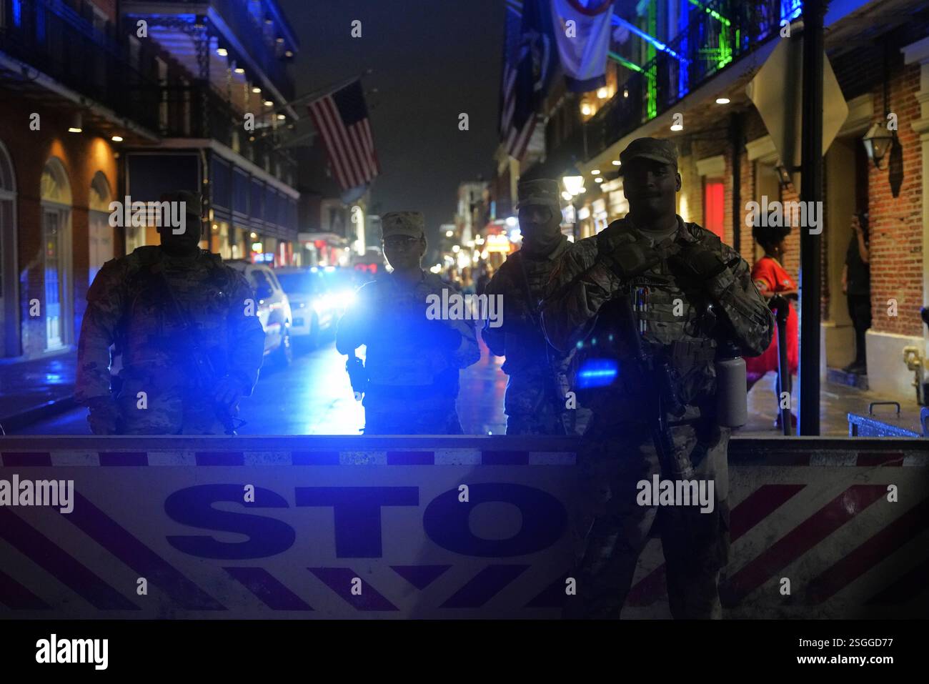 La Nouvelle-Orléans, États-Unis. 9 février 2025. Des agents des forces de l'ordre montent la garde sur Bourbon Street à la Nouvelle-Orléans, aux États-Unis, le 9 février 2025. La police a renforcé les mesures de sécurité dimanche dans la rue Bourbon alors que le Super Bowl de cette année s'est tenu à la Nouvelle-Orléans. Crédit : Wu Xiaoling/Xinhua/Alamy Live News Banque D'Images