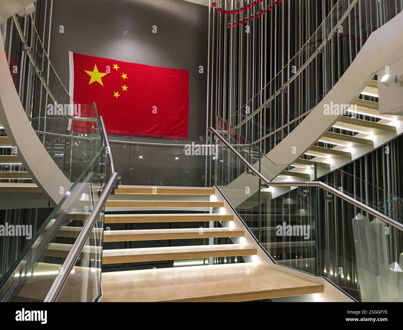 Drapeau national chinois affiché dans les escaliers du navire de croisière américain Quantum of the Seas, navires Royal Caribbean RCCL, itinéraires de croisières China Sea Japan Banque D'Images