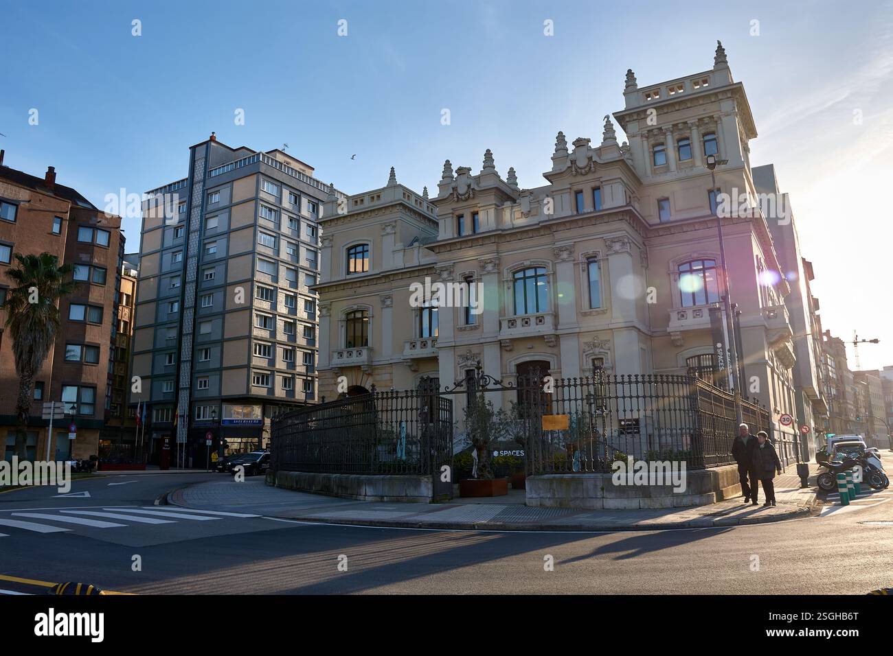 Gijon,Espagne;5 février 2025;L'élégance intemporelle du patrimoine architectural de Gijon avec cette photo montrant l'ancien bâtiment Banco Urquijo Banque D'Images