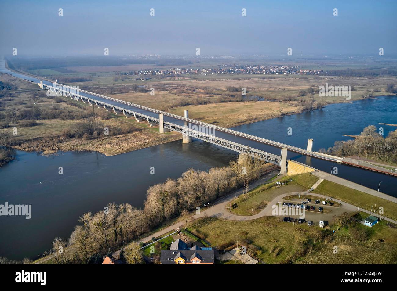 Die Trogbrücke Magdeburg / Hohenwarthe ist mit einer Länge von 918m die weltweit längste Kanalbrücke und Europas größte Stahlkonstruktion. DAS Kernstück des Wasserstraßenkreuzes Magdeburg führt den Mittellandkanal BEI Elbe-kilomètre 339,11 über die Elbe. Hohenwarthe, 09.02.2025 *** avec une longueur de 918 m, le pont en auge de Magdebourg Hohenwarthe est le plus long pont canal du monde et la plus grande structure métallique d'Europe le noyau de la jonction de la voie navigable de Magdebourg porte le canal Mittelland sur l'Elbe au kilomètre 339,11 Hohenwarthe, 09 02 2025 Foto:Xu.xStammx/xFuturexImagex trogbruecke_5228 Banque D'Images