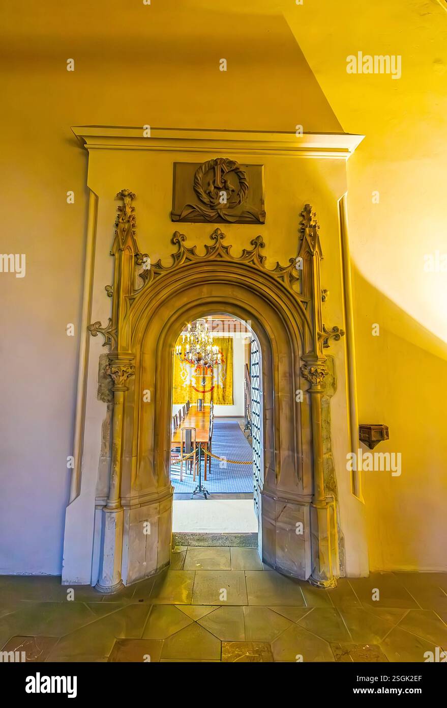 PRAGUE, TCHÉQUIE - 8 MARS 2022 : L'entrée de la mairie de Prague Vieux Hôtel de ville avec un beau cadre de porte gothique en pierre sculptée, Tchéquie Banque D'Images