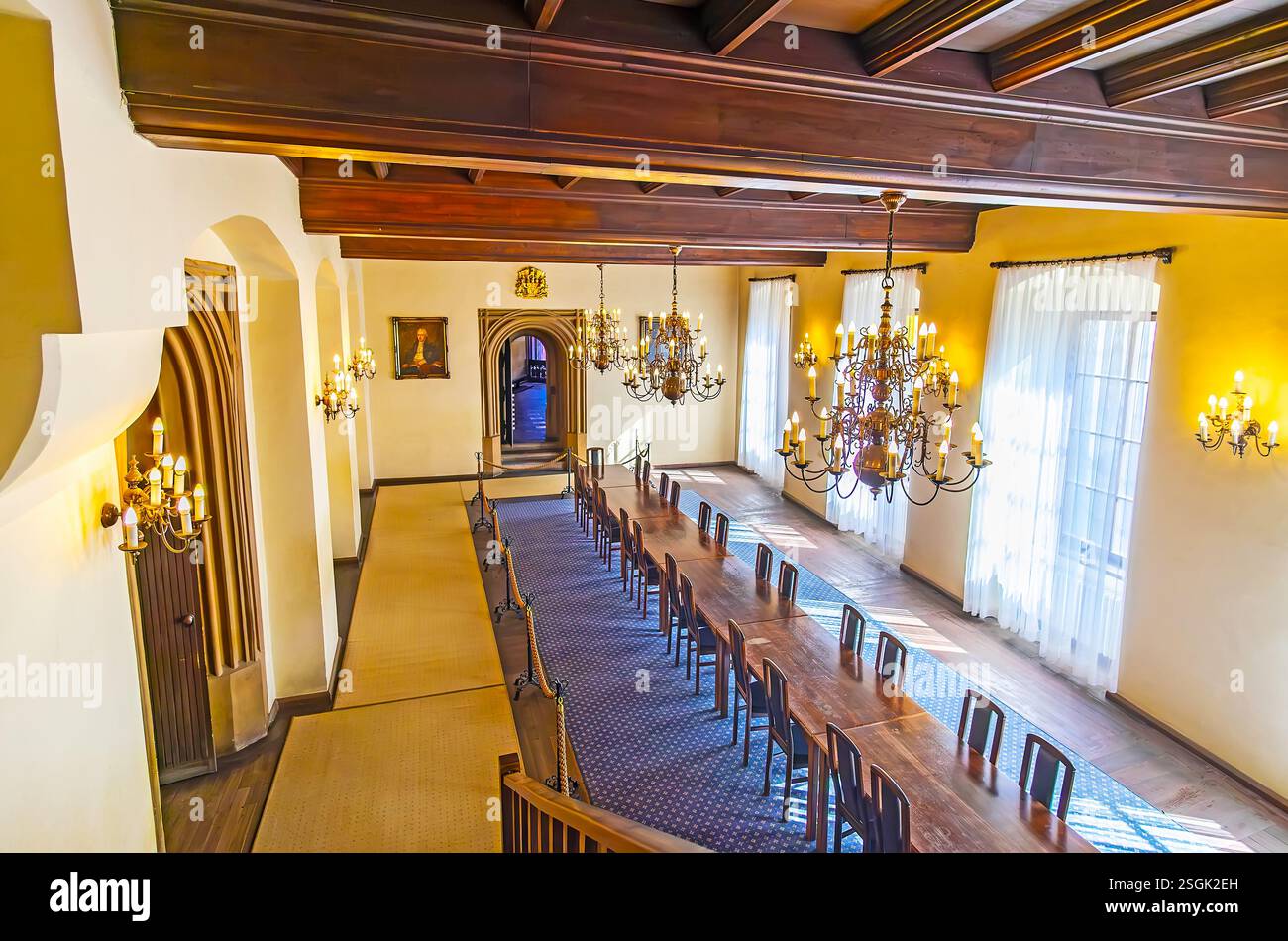 PRAGUE, TCHÉQUIE - 8 MARS 2022 : L'élégant Hôtel municipal de Prague ancien Hôtel de ville avec plafond en bois vintage, lustres classiques et murs clairs, Banque D'Images