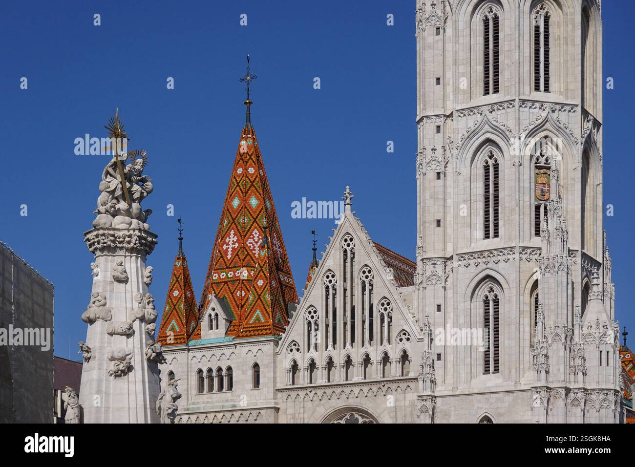 Hongrie, Budapest, l'église de l'Assomption du château de Buda plus communément connue sous le nom d'église Matthias, est une église catholique romaine située sur la place de la Sainte Trinité, en face du bastion des pêcheurs au cœur du quartier du château de Buda. Photo © Fabio Mazzarella/Sintesi/Alamy Stock photo *** légende locale *** Banque D'Images