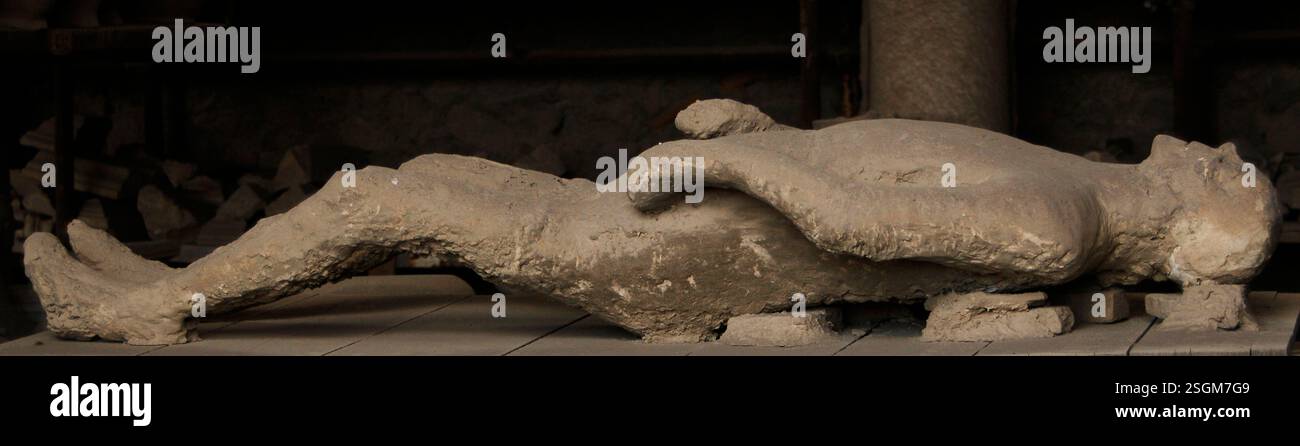 Plâtre de restes humains, Pompéi, Italie, 2009. La ville romaine de Pompéi a été enterrée sous 4 à 6 mètres (13 à 20 pieds) de cendres volcaniques et de pierre ponce lors de l'éruption du Vésuve en 79 après JC. Banque D'Images