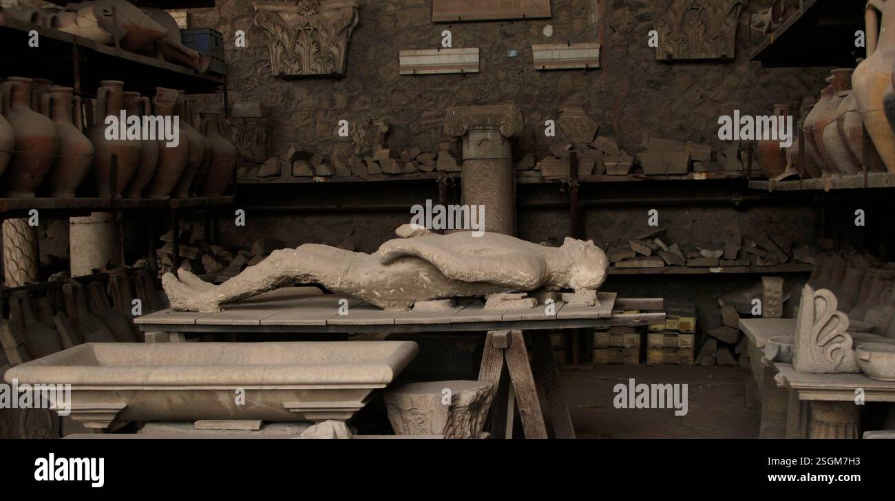 Plâtre de restes humains, Pompéi, Italie, 2009. La ville romaine de Pompéi a été enterrée sous 4 à 6 mètres (13 à 20 pieds) de cendres volcaniques et de pierre ponce lors de l'éruption du Vésuve en 79 après JC. Banque D'Images