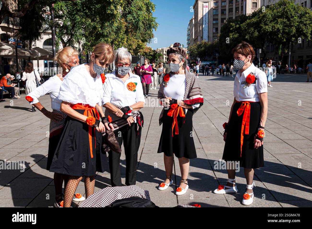 Vieilles femmes avec des masques pendant covid se préparant à danser la sardane traditionnelle catalane, place de la cathédrale, Barcelone, quartier gothique, Espagne Banque D'Images