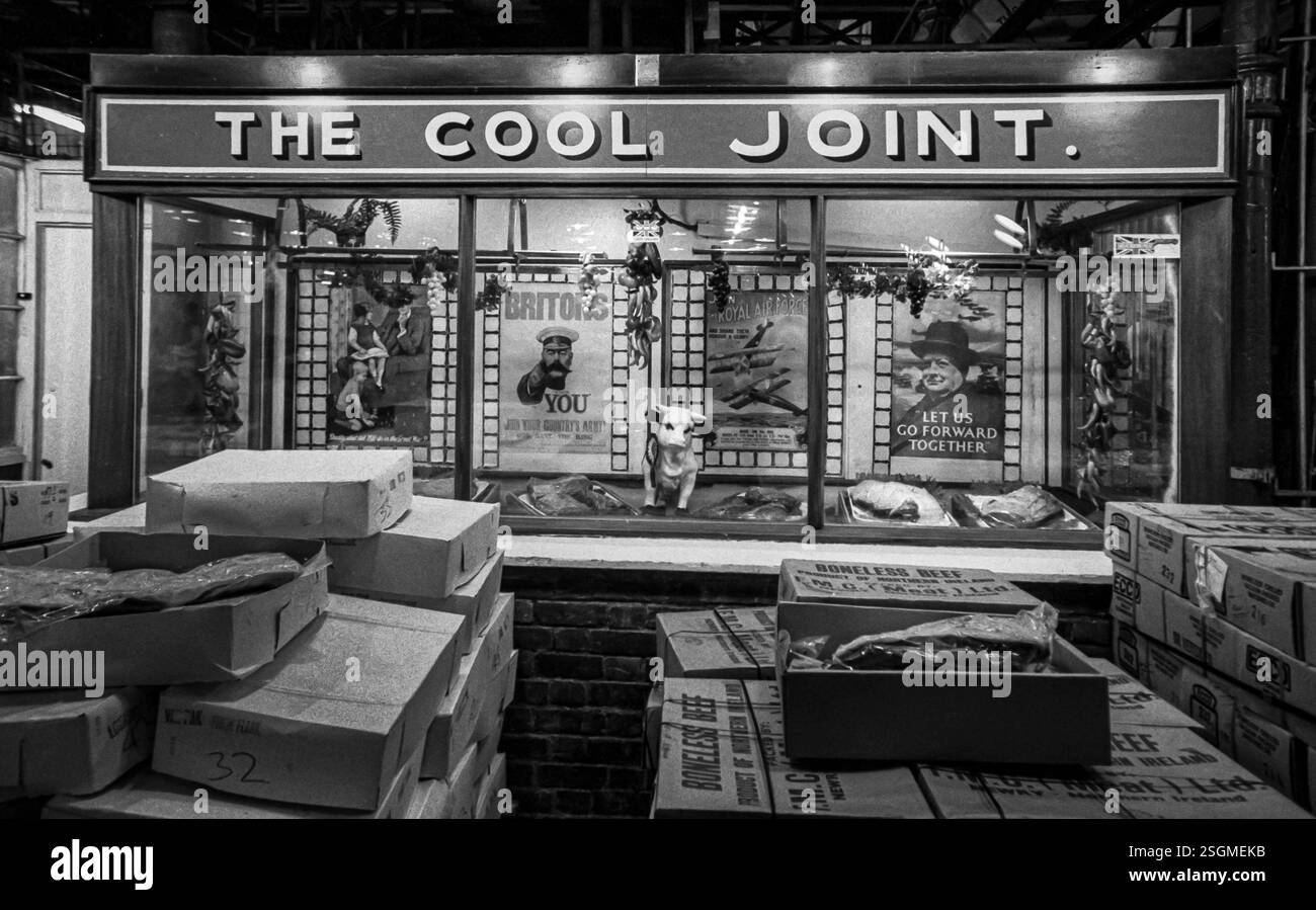Smithfield Meat Market, City of London, janvier 1980. Négociants en gros de viande et de volaille au travail au marché de viande de Smithfield, tôt le matin. Banque D'Images