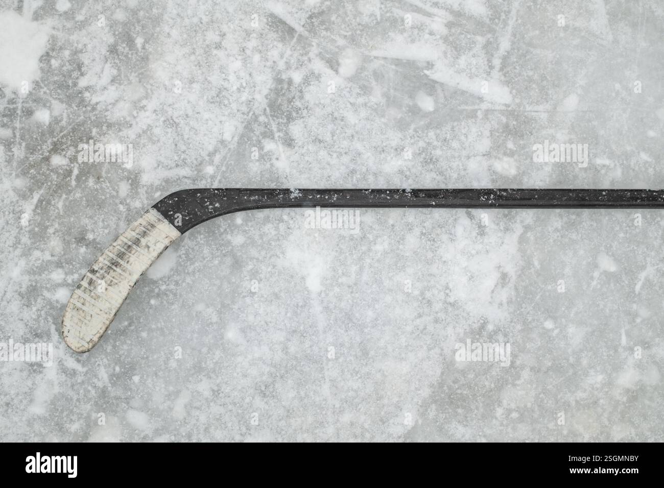 Gros plan du bâton de hockey sur la surface glacée Banque D'Images