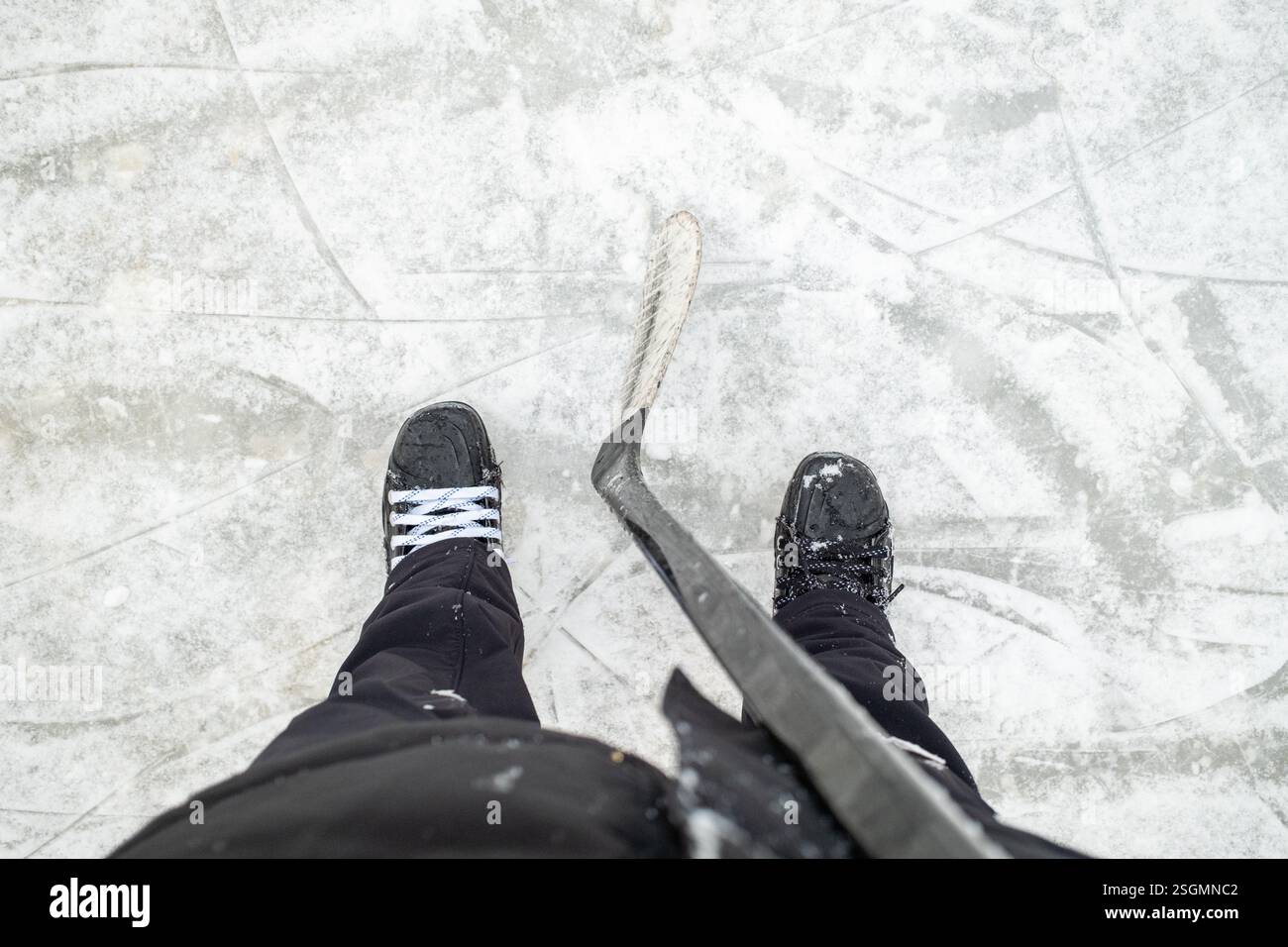Vue de dessus : patins à glace et bâton de hockey sur la patinoire Frozen Banque D'Images