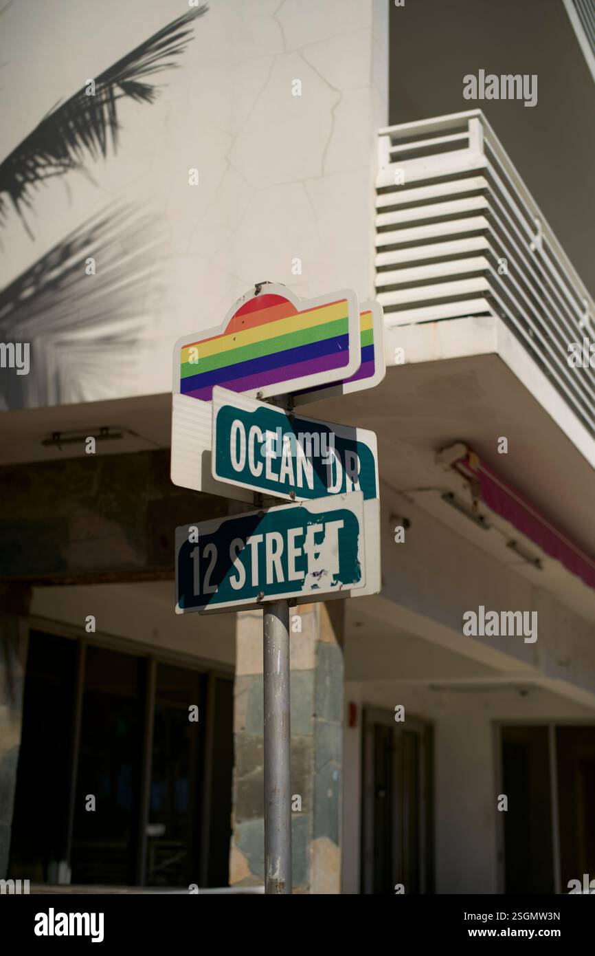 Ocean Drive et 12th Street signe avec un arc-en-ciel par une journée ensoleillée, ombre de palmier visible, Miami, Floride, États-Unis Banque D'Images