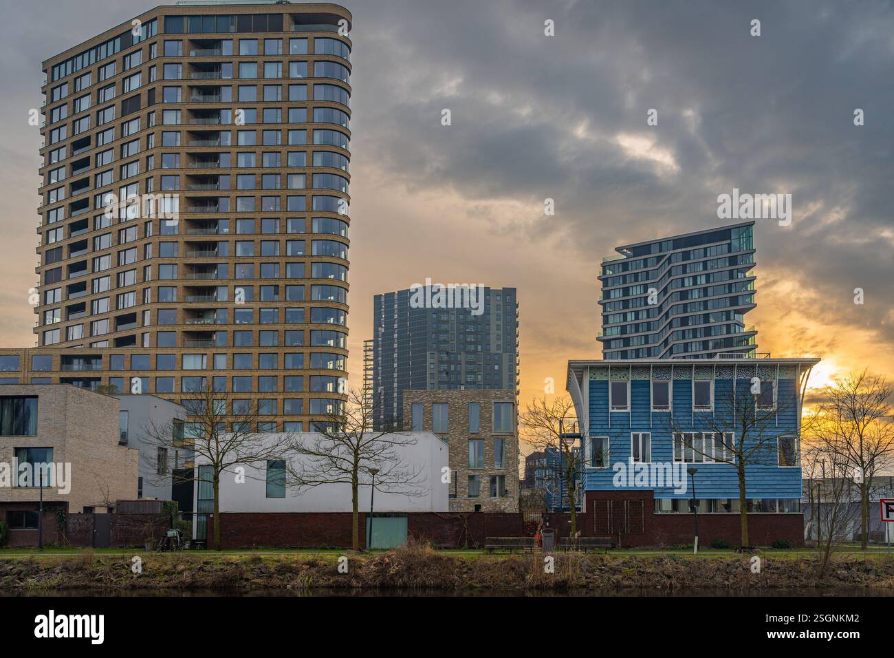 Quartier résidentiel moderne à Amsterdam Overamstel au coucher du soleil Banque D'Images