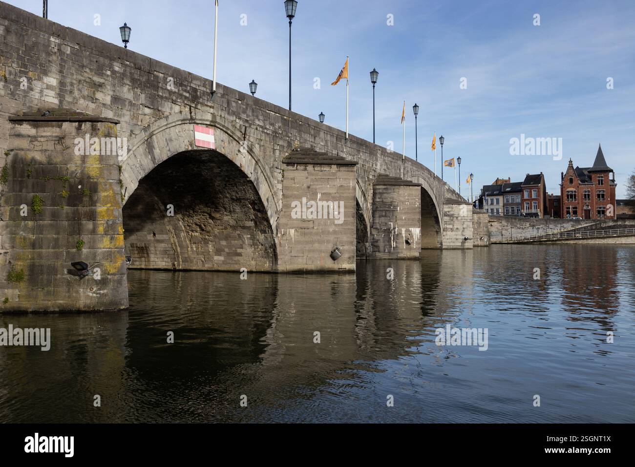 Le magnifique pont historique, Pont de jambes, à Namur en Wallonie en Belgique. Ce pont de pierre historique a plusieurs arches qui s'étendent à travers le R. Banque D'Images