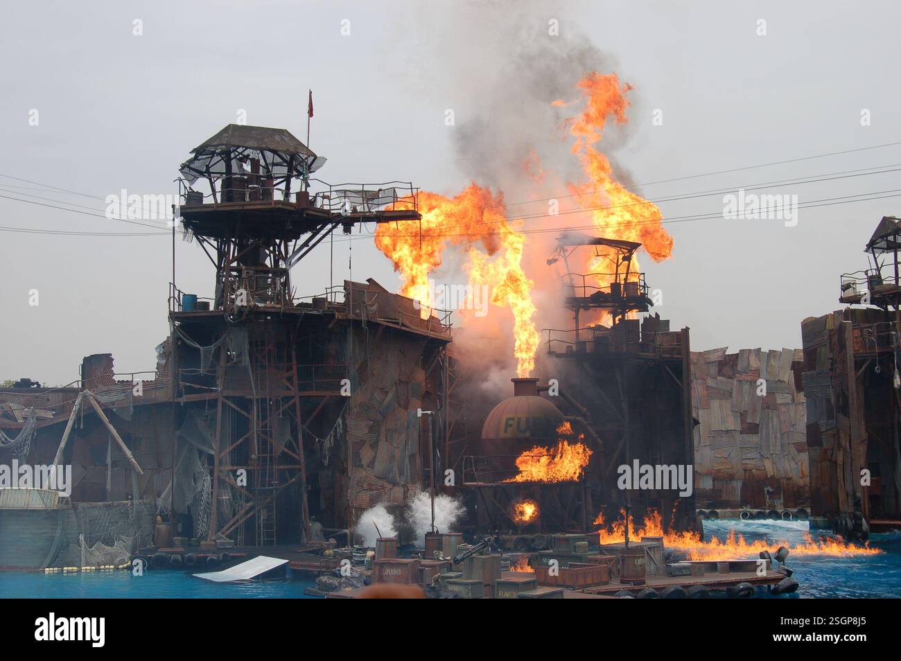 Cascadeurs réalisant une action énergique dans le spectacle Waterworld en direct palpitant à Universal Studios Hollywood le 15 septembre 2008 Banque D'Images