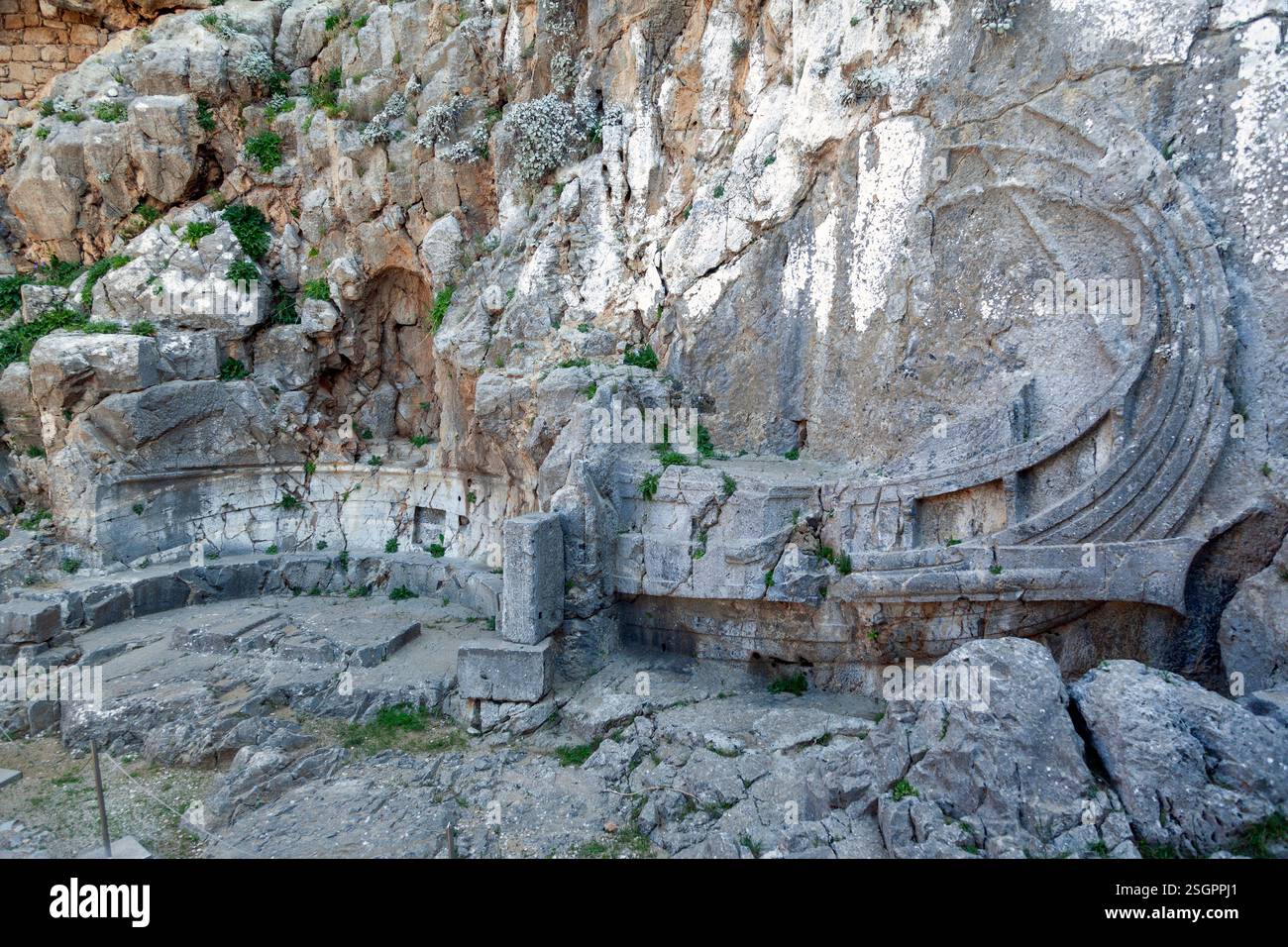 Ancien relief taillé dans la roche d'un navire à l'Acropole de Lindos, Rhodes, Grèce, un exemple remarquable de l'histoire maritime hellénistique sculptée dans la pierre. Banque D'Images