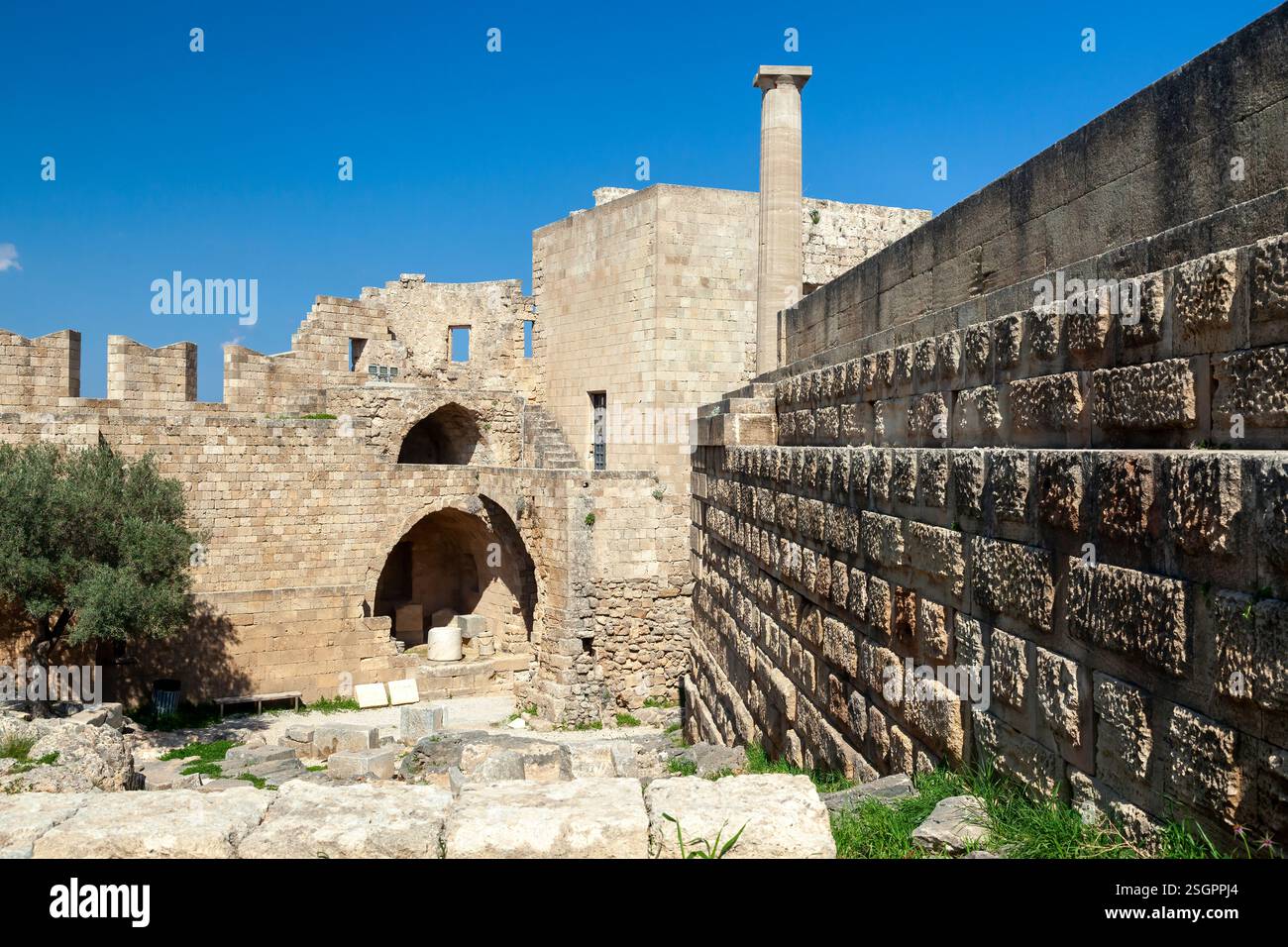 Ruines antiques et médiévales de l'Acropole de Lindos à Rhodes, en Grèce, présentant des murs en pierre fortifiés, des arches et des éléments architecturaux classiques Banque D'Images