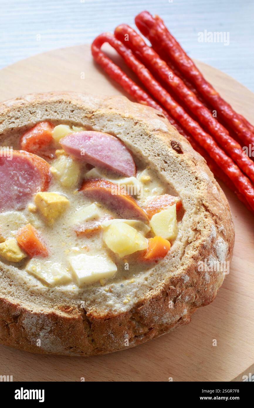 La soupe aigre de seigle à l'intérieur du pain. Table de petit déjeuner de Pâques. Banque D'Images