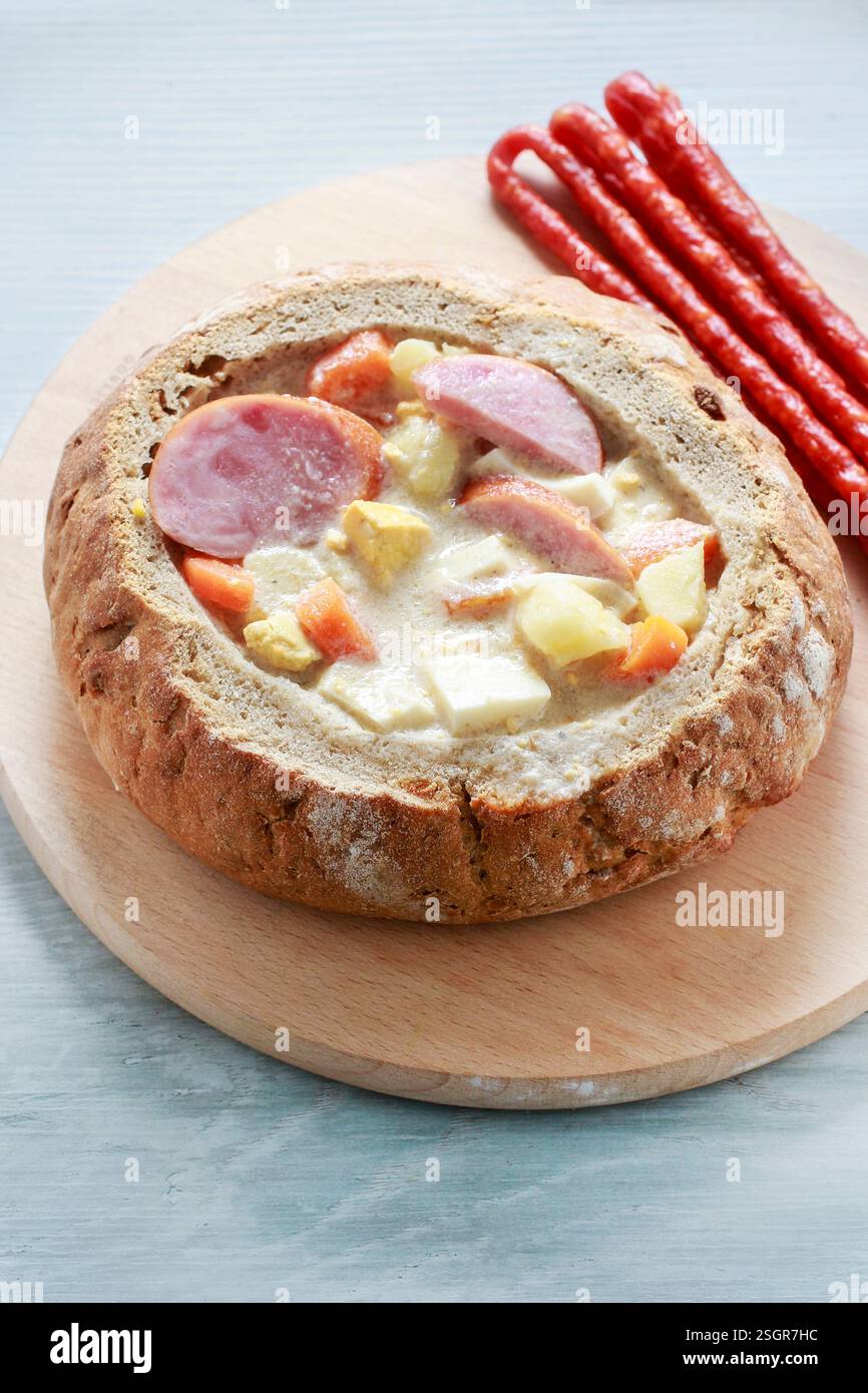 La soupe aigre de seigle à l'intérieur du pain. Table de petit déjeuner de Pâques. Banque D'Images