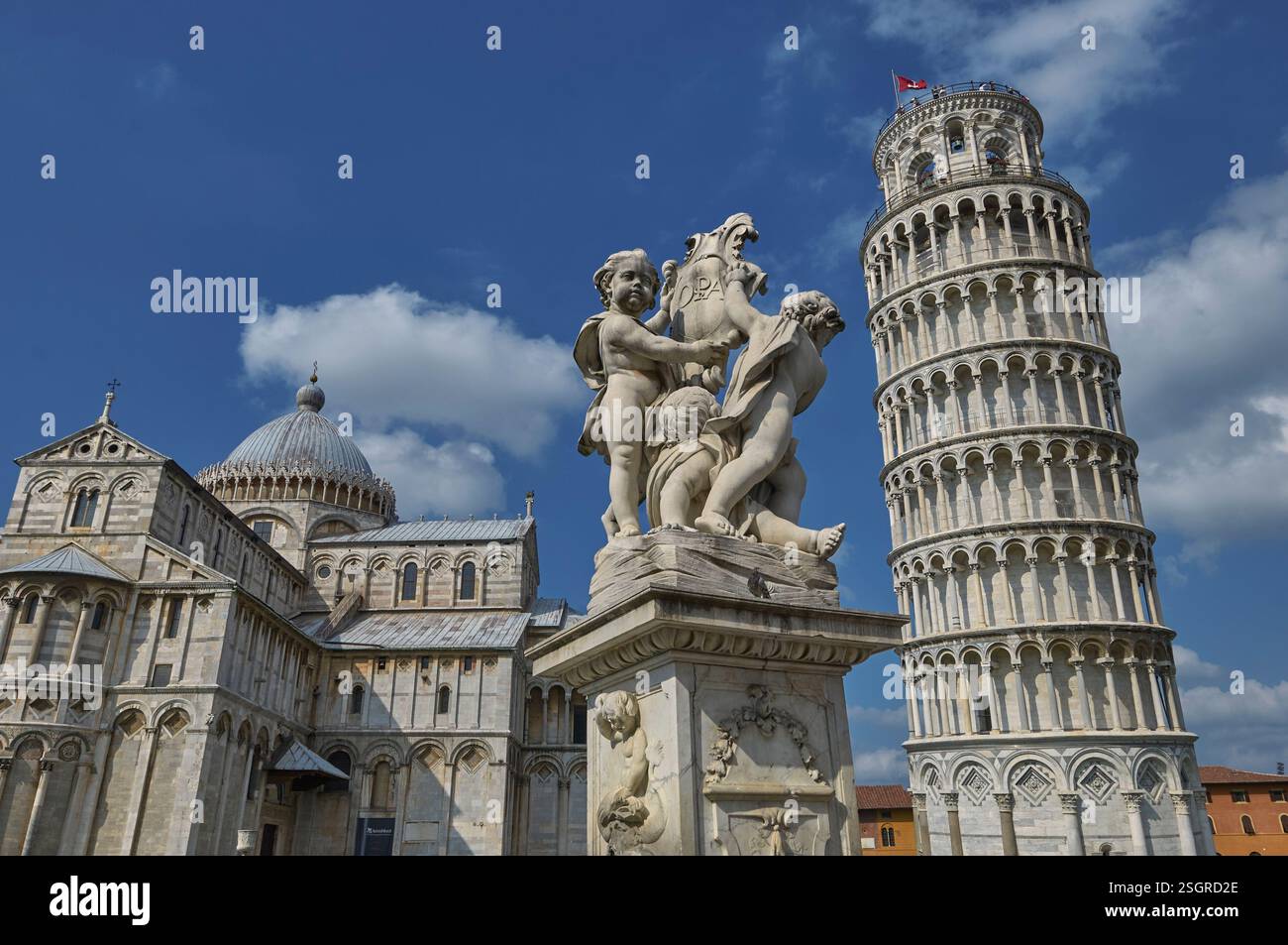 Photo de la tour romane médiévale penchée de Pise (clocher de la cathédrale, torre pendente di Pisa) Pise, Italie. La hauteur de la tour est de 55,86 M. Banque D'Images
