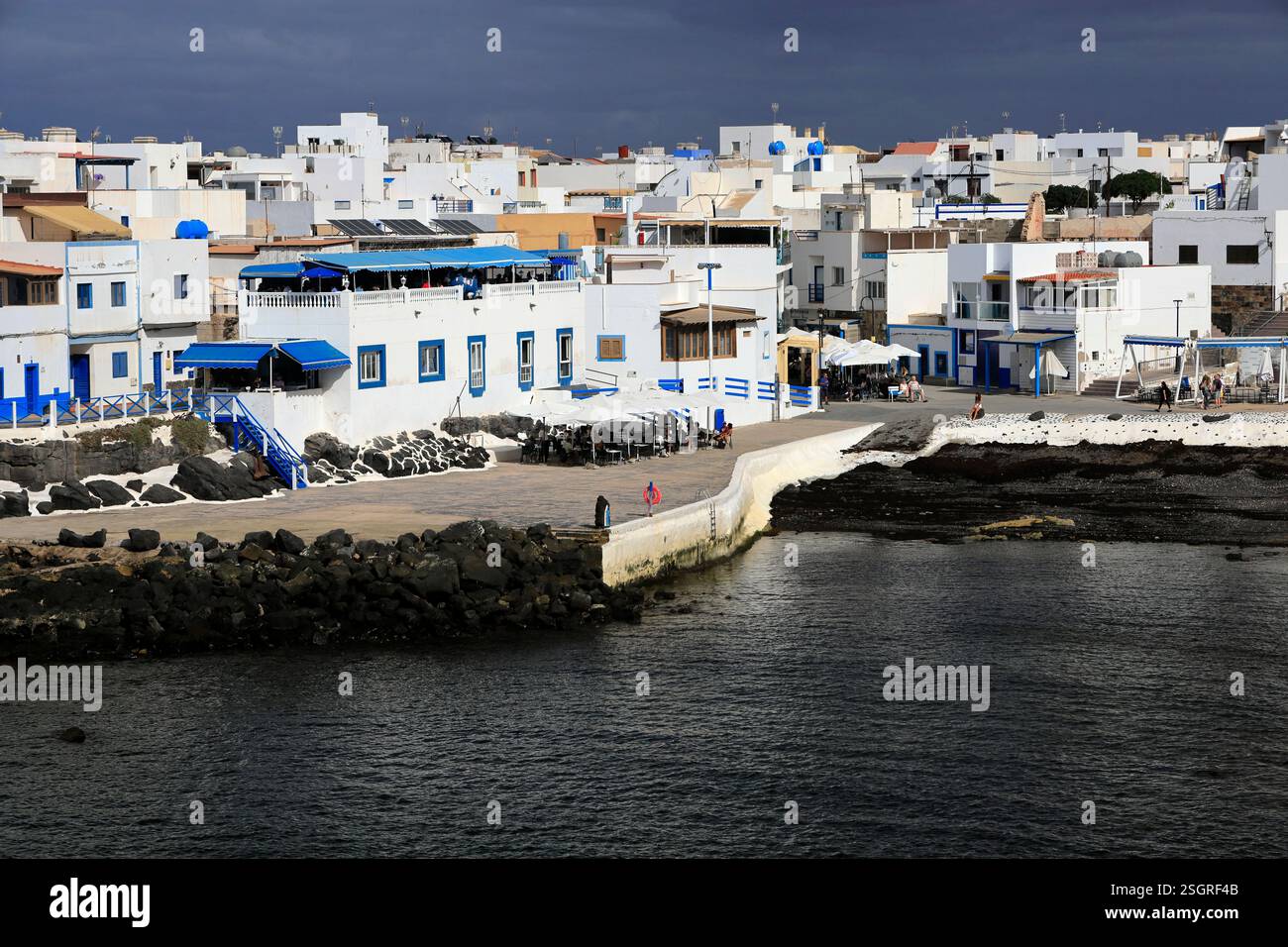 Ciel sombre au-dessus du village d'El Cotillo, Fuerteventura, Îles Canaries, Espagne. Banque D'Images