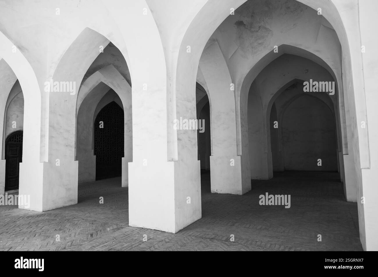 Arcs noirs et blancs dans la mosquée Kok Gumbaz à Shahrisabz, Ouzbékistan Banque D'Images
