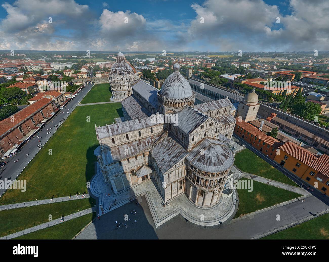 Photo aérienne sur le toit de la cathédrale romane médiévale de Pise (Duomo de Pise) dédiée à Santa Maria Assunta, Pise Italie. La Piazza del Duomo i. Banque D'Images