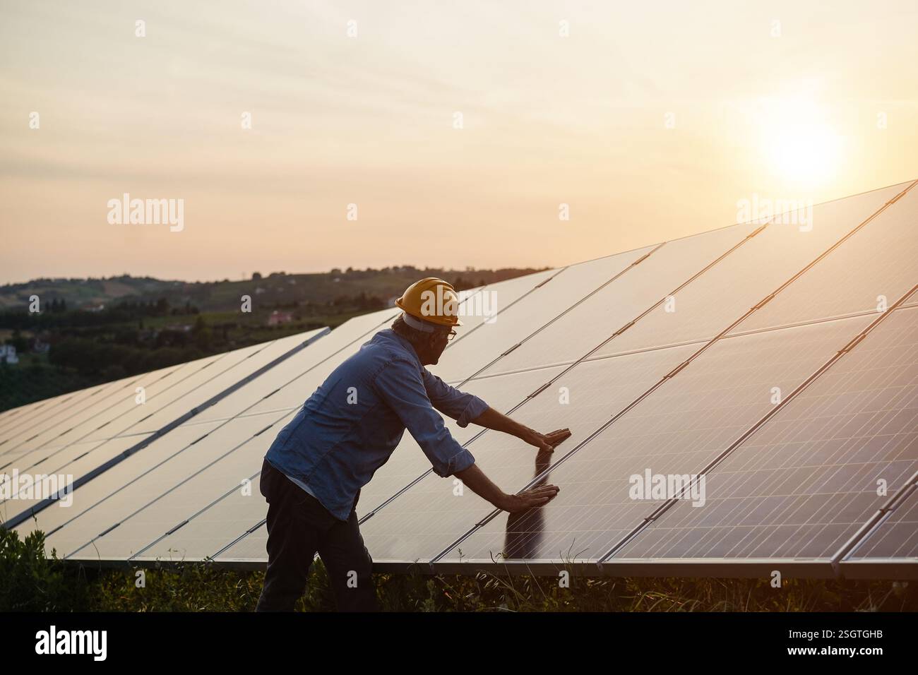 Homme travaillant à la station de panneaux solaires - concept d'énergie verte renouvelable - Focus sur le visage Banque D'Images