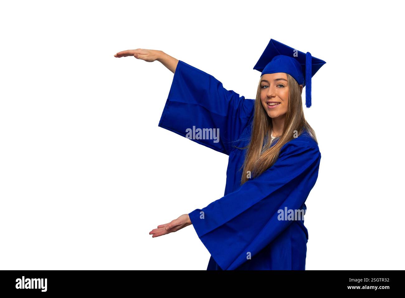 Jeune étudiant diplômé portant une robe bleue et mortarboard, présentant un espace de copie vierge sur un fond blanc, idéal pour créer des composites et Banque D'Images