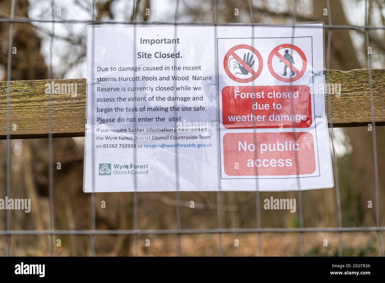 L'accès à un parc public et aux bois est limité par des barrières métalliques. Cela fait suite à une tempête majeure qui a causé la chute d'arbres, rendant la zone dangereuse pour l'ep Banque D'Images