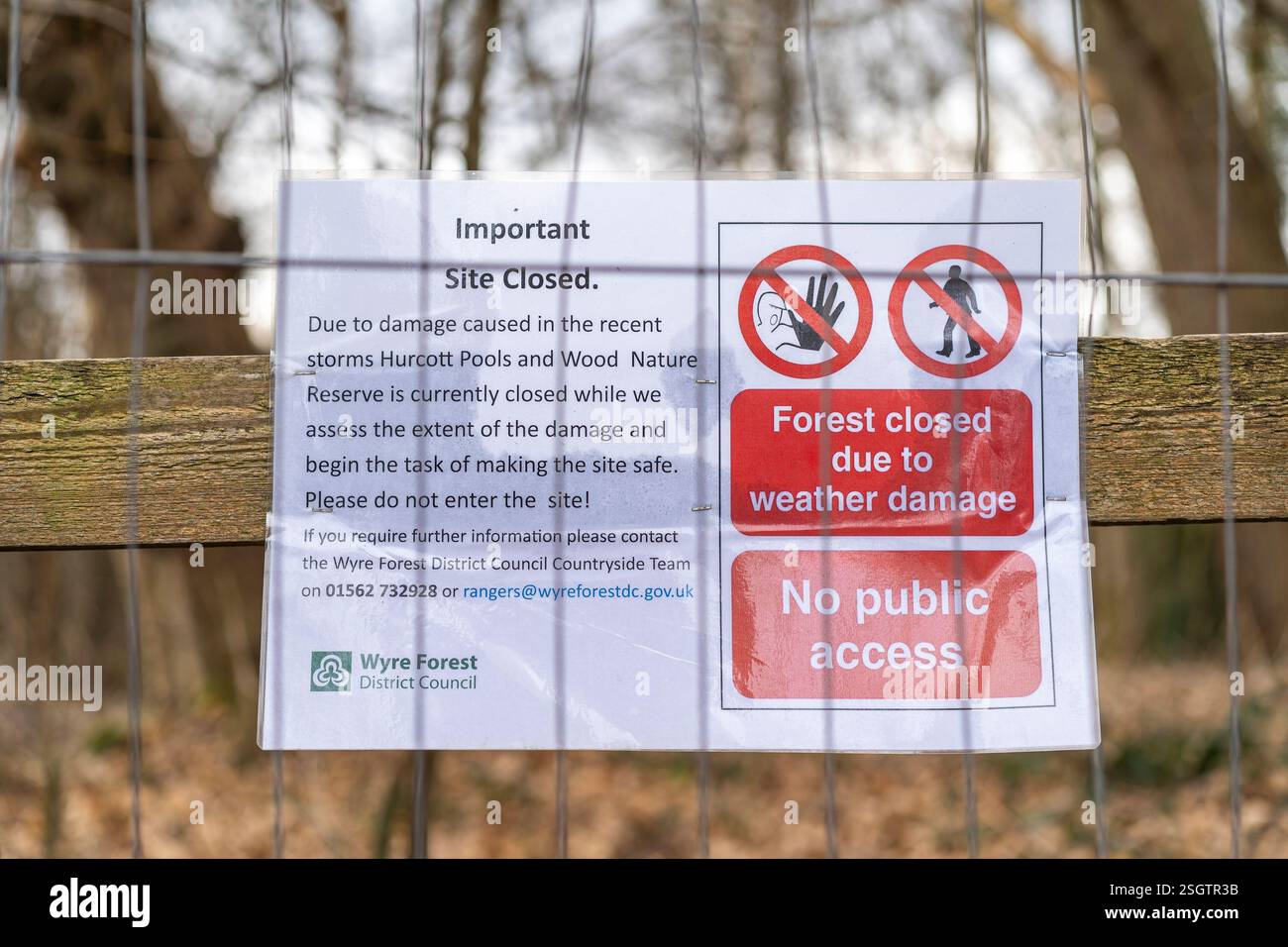 L'accès à un parc public et aux bois est limité par des barrières métalliques. Cela fait suite à une tempête majeure qui a causé la chute d'arbres, rendant la zone dangereuse pour l'ep Banque D'Images