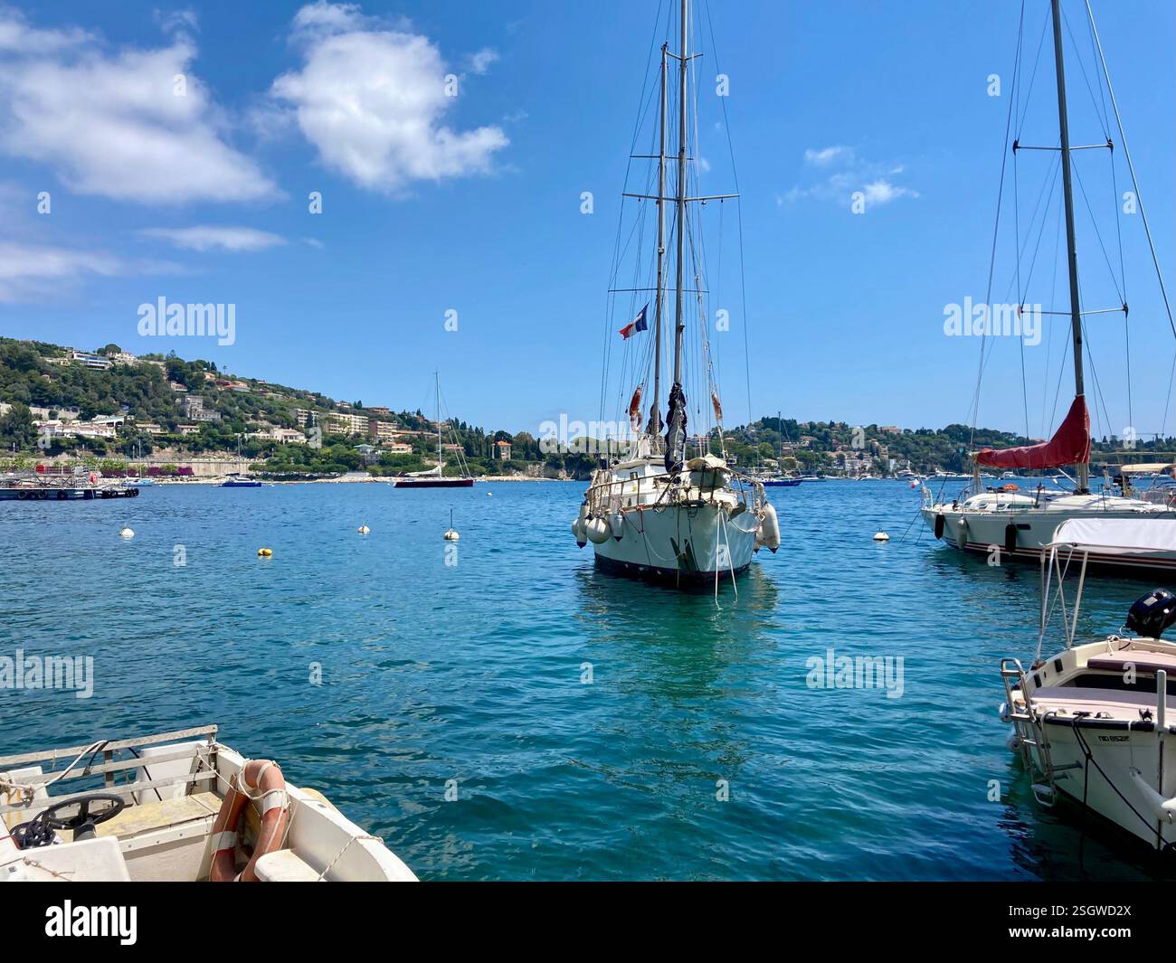 Mettez les voiles dans les eaux turquoises - Image de stock capturée avec un smartphone