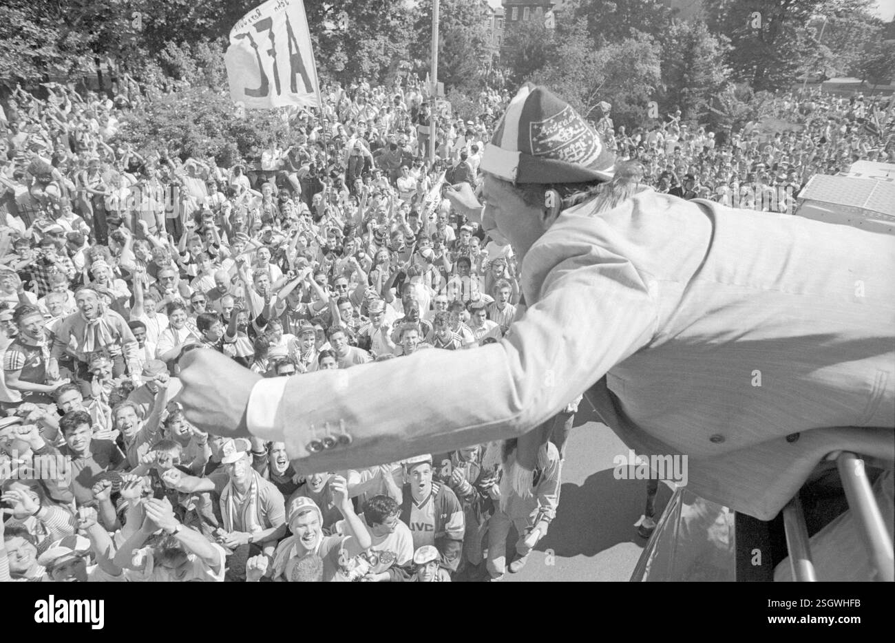 Le capitaine de l'arsenal Tony Adams salue les foules énormes qui ont accueilli l'équipe lors de leur défilé de victoire à Highbury après qu'ils ont remporté le championnat de la Ligue à Liverpool. Banque D'Images