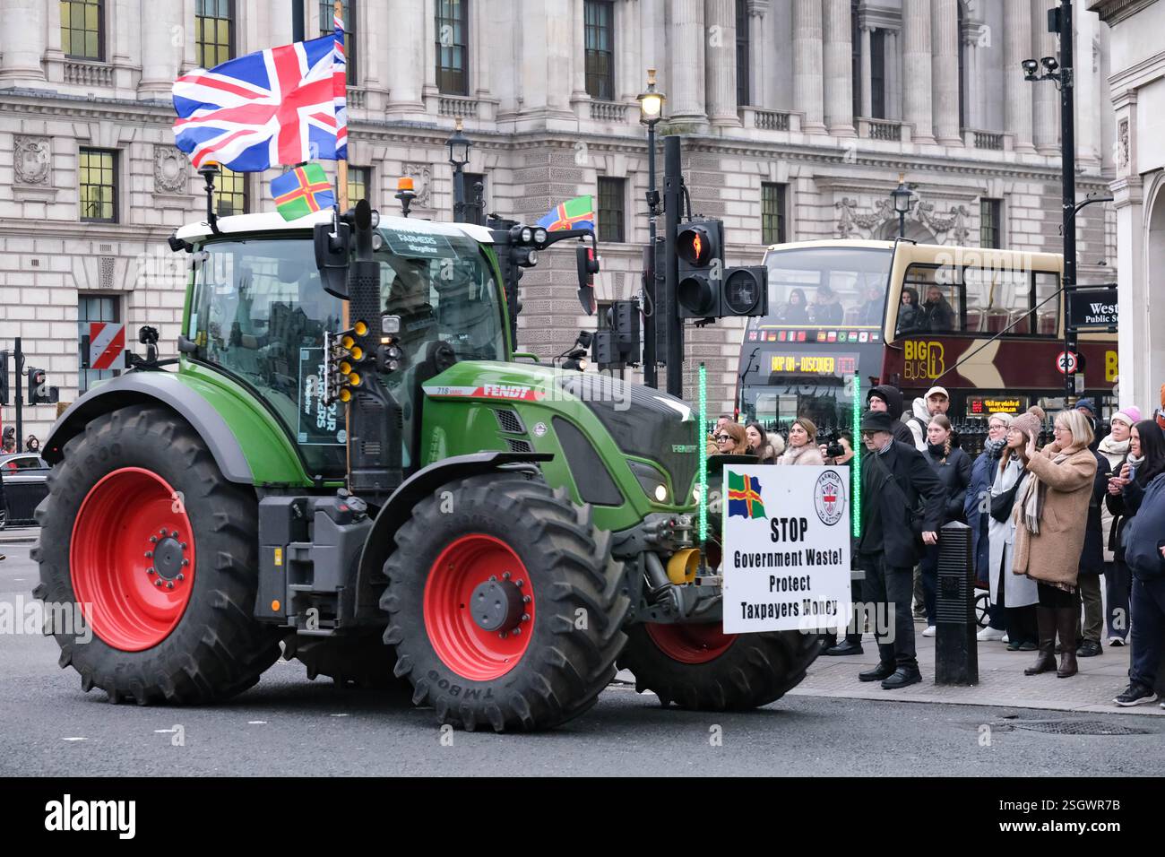 Westminster, Londres, Royaume-Uni. 10 février 2025. Des milliers d'agriculteurs protestent dans des tracteurs devant les chambres du Parlement contre les gouvernements travaillistes qui ont proposé l'introduction d'une taxe de succession de 20% sur les exploitations d'une valeur de plus d'un million de livres sterling. Credit Mark Lear / Alamy Live News Banque D'Images