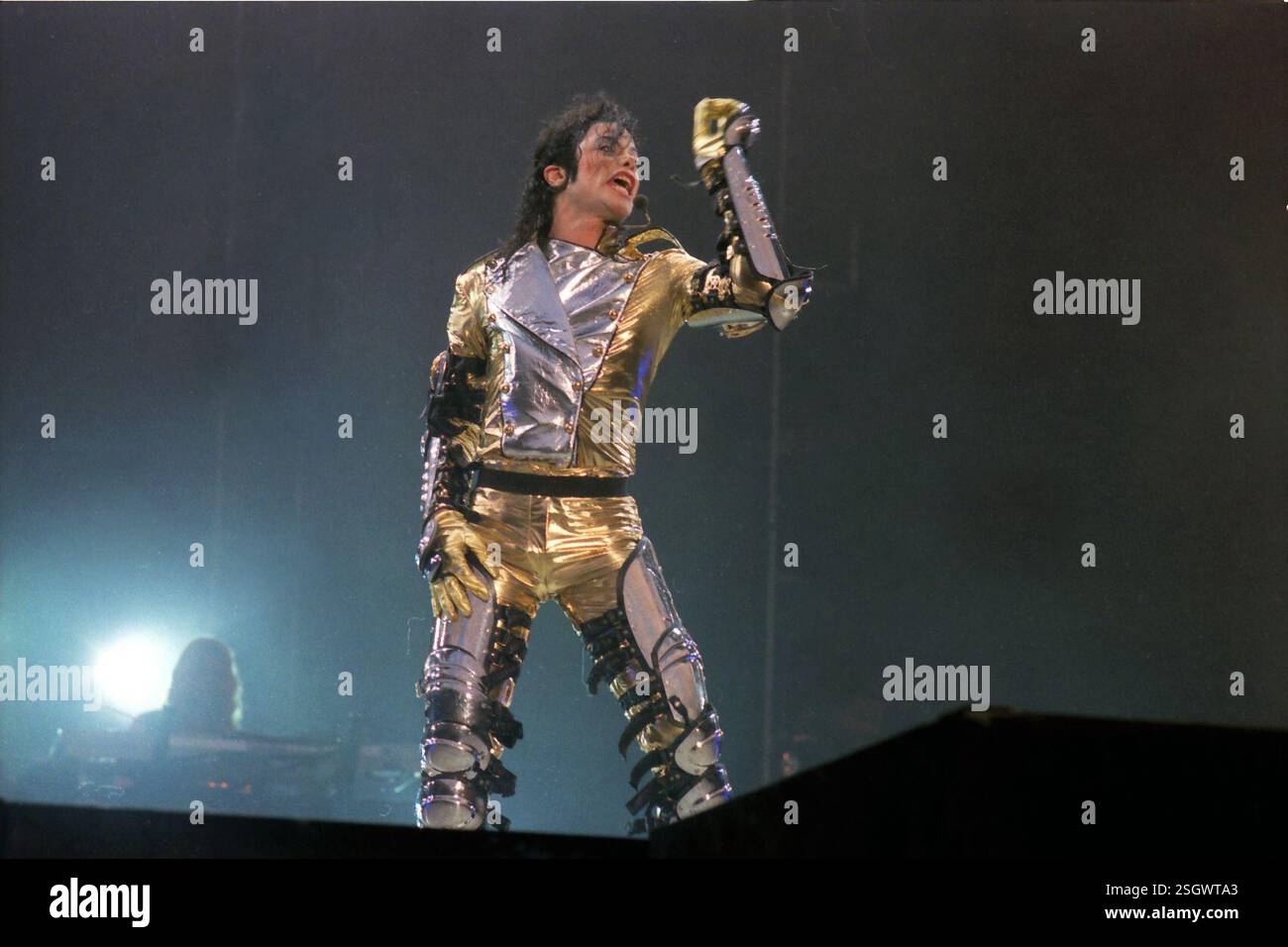 Michael Jackson Live in London 1997 Michael Joseph Jackson (29 août 1958 ñ 25 juin 2009) est un chanteur, compositeur et danseur américain. Surnommé le «roi de la pop», il est l'un des artistes les plus populaires au monde et l'un des artistes musicaux les plus vendus de tous les temps[1] [2]. Les contributions de Jackson à la musique, à la danse et à la mode[3] [4] [5] ainsi que sa vie personnelle médiatisée ont fait de lui une figure mondiale de la culture populaire pendant plus de quatre décennies Banque D'Images