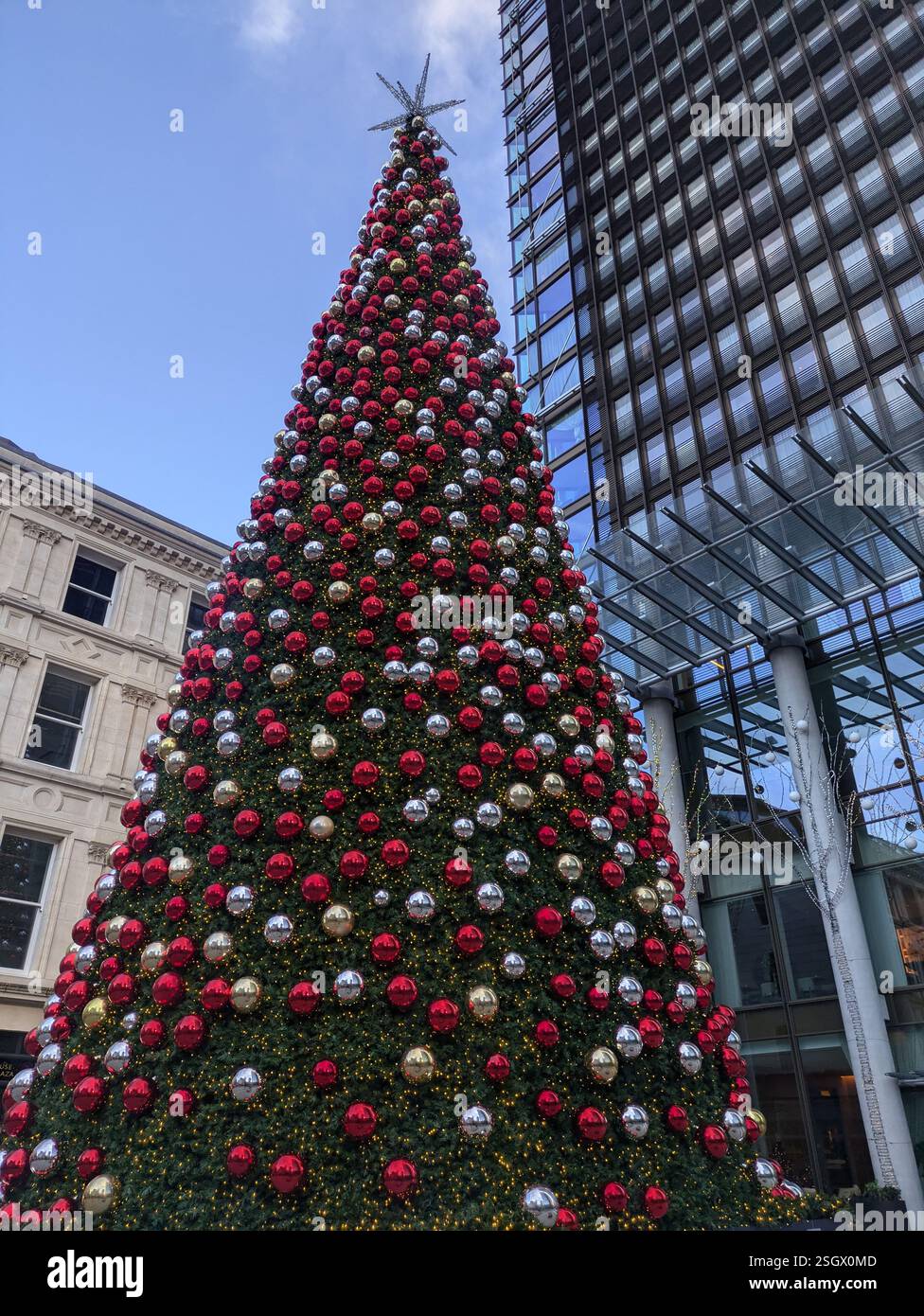 arbre de noël sur bishopsgate road londres Banque D'Images