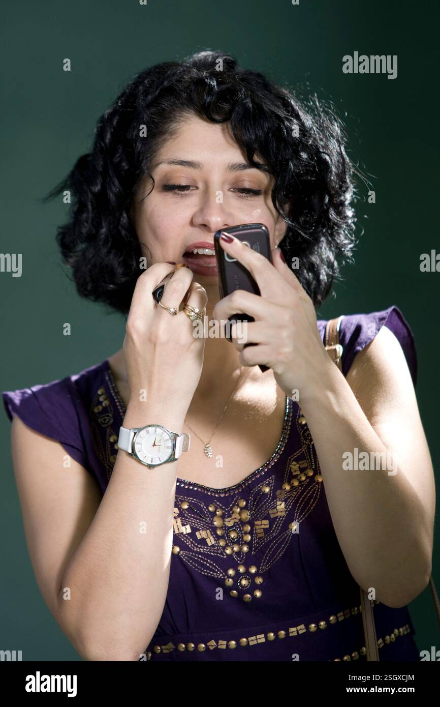 La comédienne Shappi Khorsandi, née en Iran, photographiée au Festival international du livre d'Édimbourg où elle a parlé de son nouveau livre intitulé 'A Beginner's Guide to Acting English'. L'événement de trois semaines est le plus grand festival littéraire du monde et se tient pendant le Festival annuel d'Édimbourg. L'événement de 2010 a comporté des exposés et des présentations de plus de 500 auteurs du monde entier. Banque D'Images