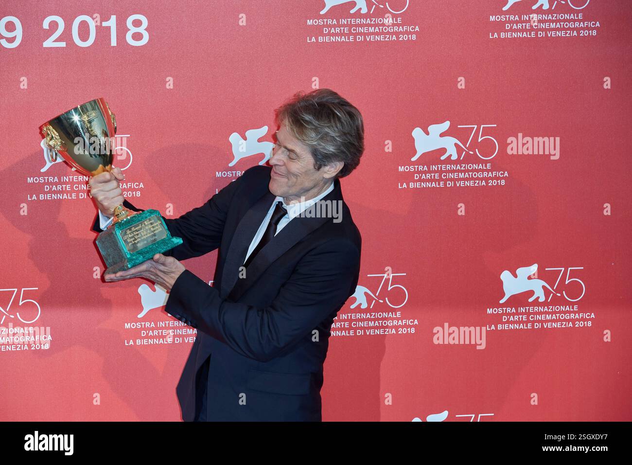 Willem Dafoe pose avec la Coppa Volpi pour le meilleur acteur pour 'at Eternity's Gate' à The Winners Photocall lors du 75e Festival du film de Venise à Sala Grande le 8 septembre 2018 à Venise, Italie Banque D'Images