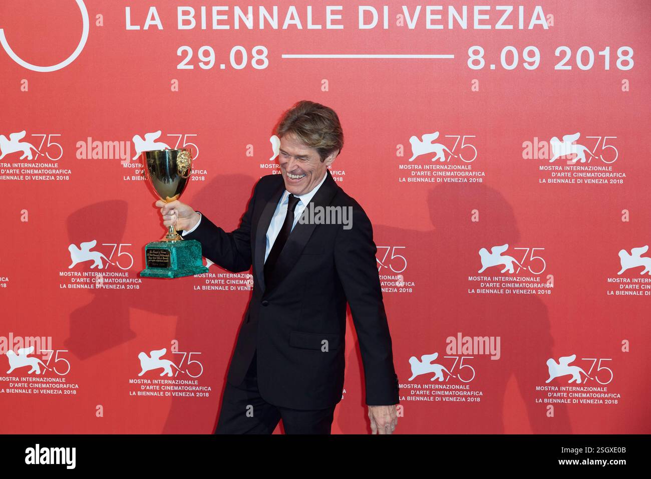 Willem Dafoe pose avec la Coppa Volpi pour le meilleur acteur pour 'at Eternity's Gate' à The Winners Photocall lors du 75e Festival du film de Venise à Sala Grande le 8 septembre 2018 à Venise, Italie Banque D'Images