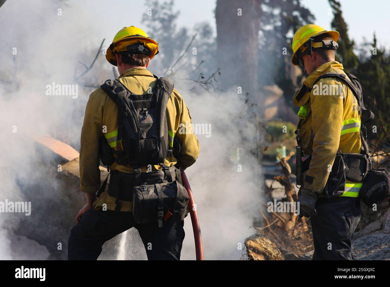 EATON, COMTÉ DE LOS ANGELES, CALIFORNIE, États-Unis - 10 janvier 2025 - les pompiers s'attaquent aux séquelles des incendies dans la région d'Eaton, dans le comté de Los Angeles, en Californie Banque D'Images