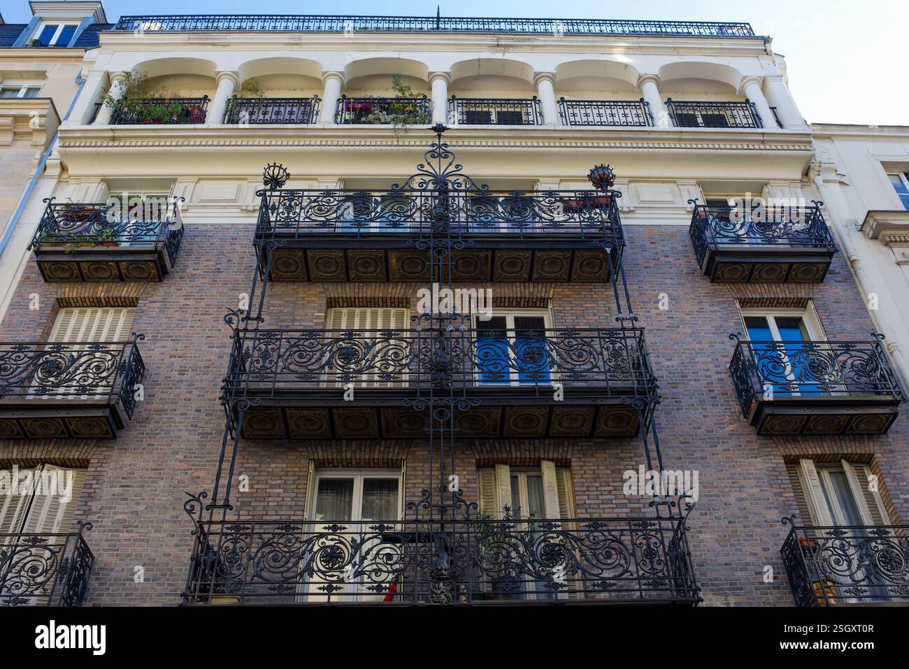 Belle façade d'un immeuble d'appartements dans le 5ème arrondissement de Paris. Bâtiment de l'architecte Jean Boussard, construit en 1890 Banque D'Images