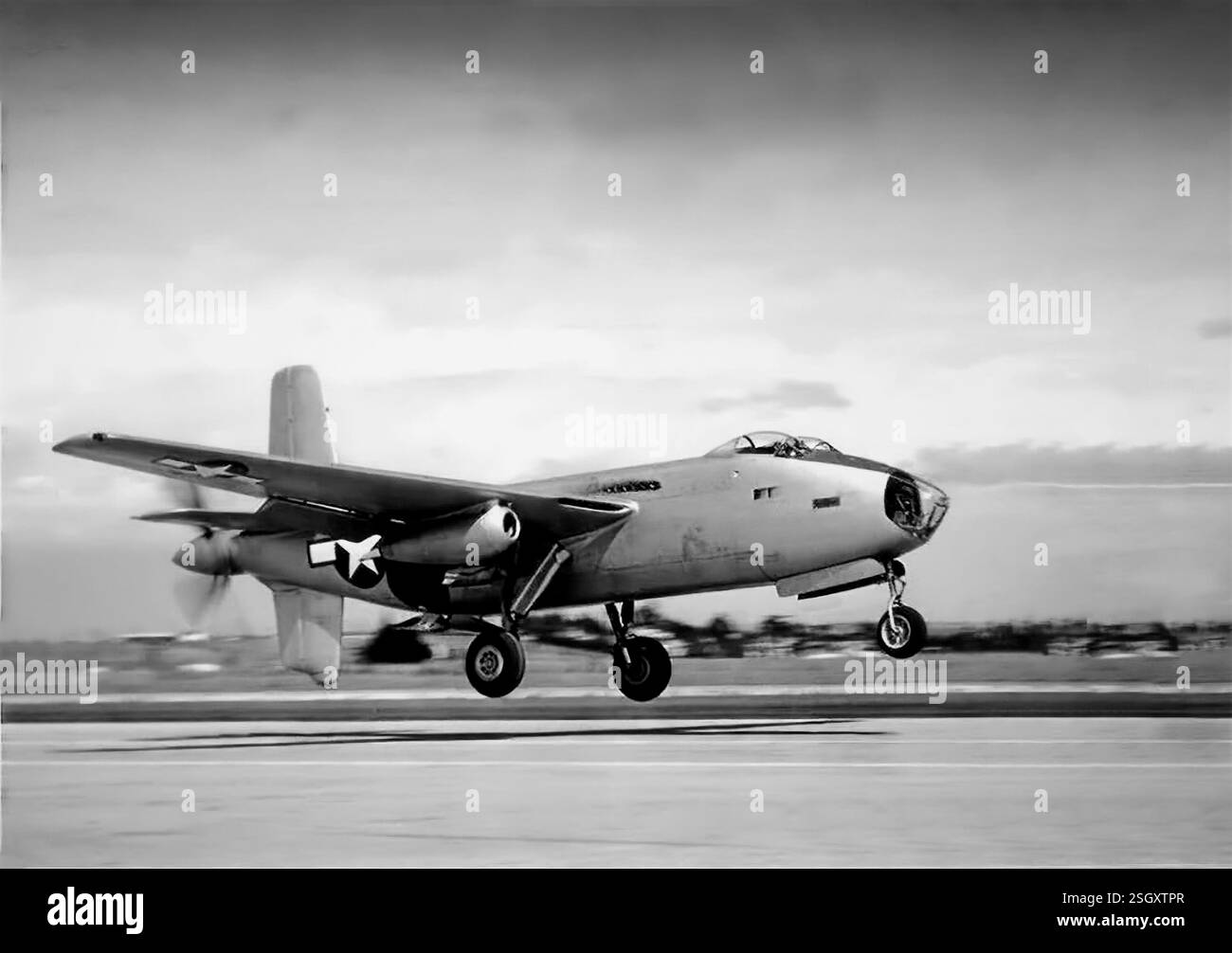 Le Douglas XB-42 Mixmaster était un bombardier américain expérimental, conçu pour une vitesse de pointe élevée. L'approche non conventionnelle consistait à monter les deux moteurs à l'intérieur du fuselage entraînant une paire d'hélices contrarotatives montées à la queue dans une configuration de pousseur, laissant l'aile et le fuselage propres et exempts de protubérances induisant la traînée. Deux prototypes d'avions ont été construits, mais la fin de la seconde Guerre mondiale a changé les priorités et l'avènement du moteur à réaction a donné une autre façon d'atteindre la vitesse élevée. Banque D'Images