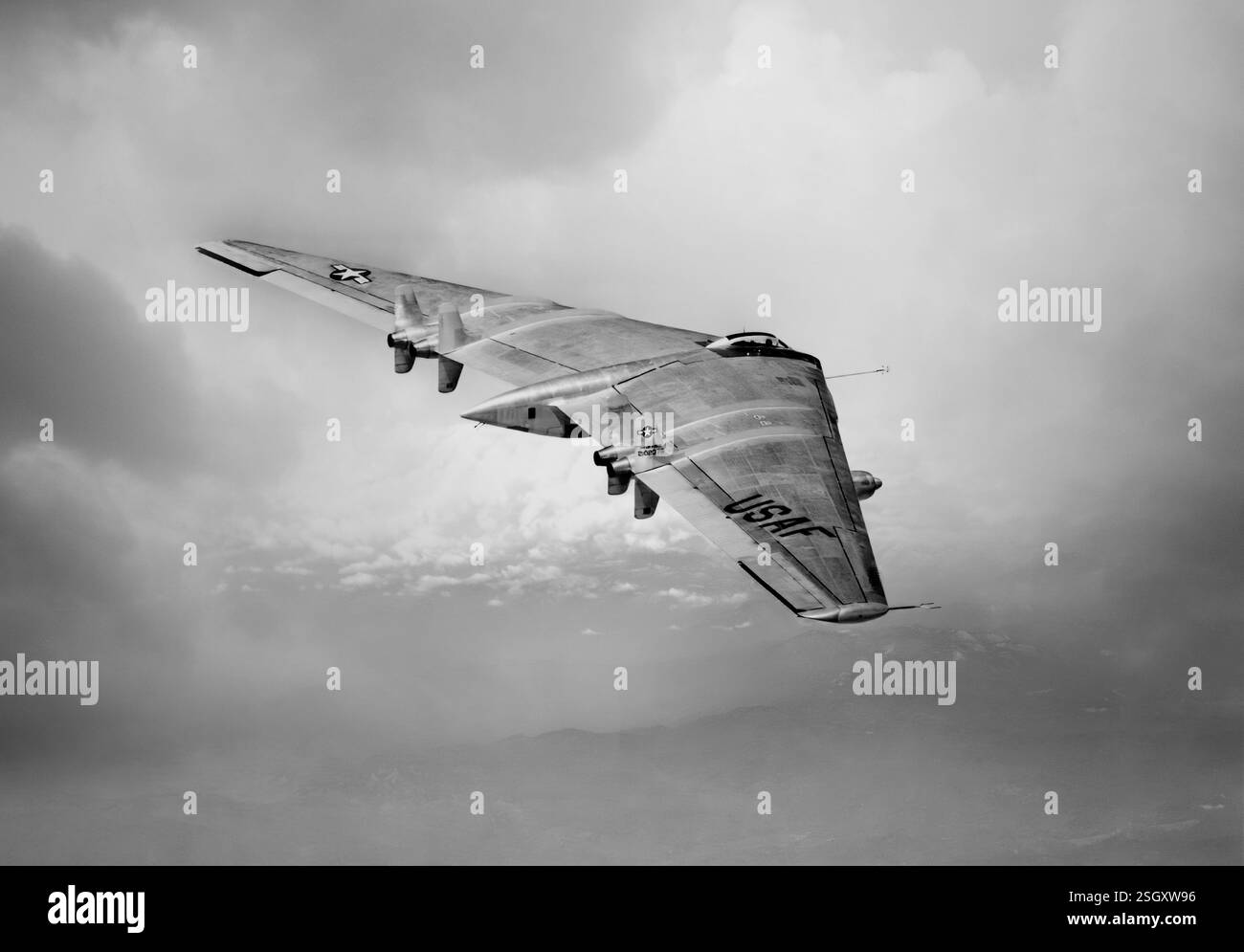 Le Northrop YB-49, un prototype américain de bombardier lourd Flying Wing propulsé par jet en vol. Il a été développé peu de temps après la seconde Guerre mondiale pour servir dans l'United States Air Force et a terminé le premier vol de la version tout-jet en octobre 1947. Le YB-49 n'est jamais entré en production, étant passé au profit de l'avion plus conventionnel, mais les travaux de conception effectués pendant le développement du se sont avérés précieux pour Northrop des décennies plus tard dans le développement éventuel du bombardier furtif B-2, qui est entré en service au début des années 1990 Banque D'Images