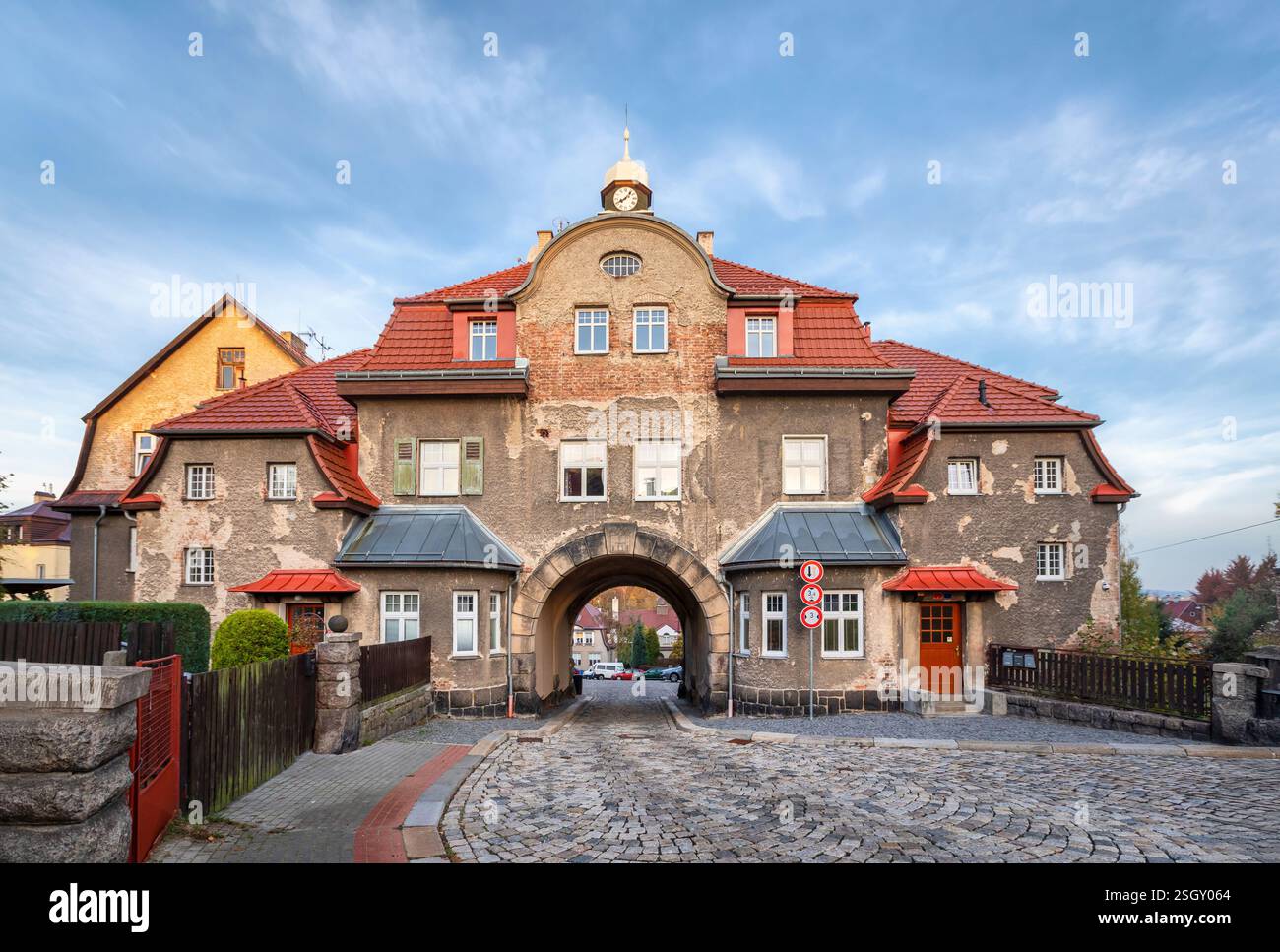 Liberec, Tchéquie. Maison avec la porte (Dum Pod Branou) - point de repère dominant de la ville de Liebieg (Liebiegovo mestecko) - quartier historique Art Nouveau buil Banque D'Images