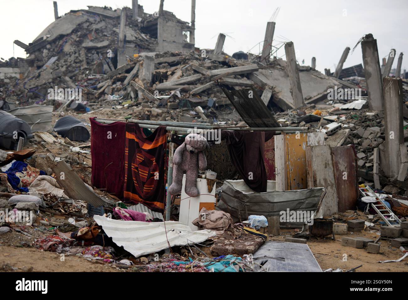 The Rehan family's encampment in the ruins of their home amid widespread destruction caused by the Israeli military's ground and air offensive in Jabaliya, Gaza Strip, Monday, Feb. 10, 2025. (AP Photo/Abdel Kareem Hana) Banque D'Images