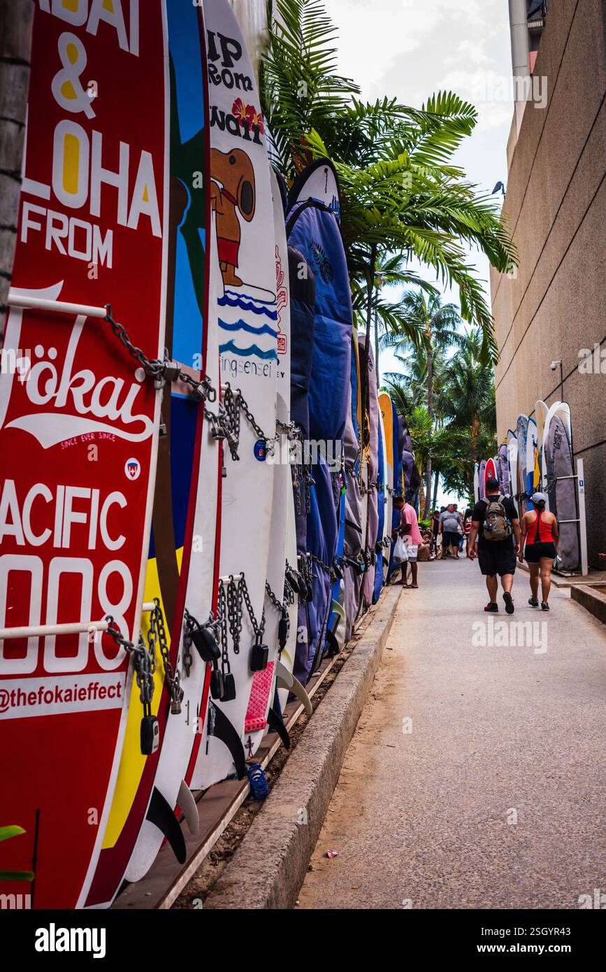 Honolulu, Hawaï - États-Unis - 1 septembre 2018 : les surfeurs stockent des planches de surf dans l'historique Waikiki Surfboard Alley depuis plus de 100 ans. Banque D'Images