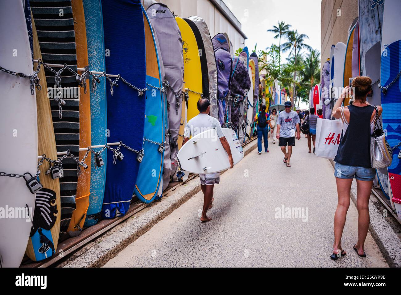 Honolulu, Hawaï - États-Unis - 1 septembre 2018 : les surfeurs stockent des planches de surf dans l'historique Waikiki Surfboard Alley depuis plus de 100 ans. Banque D'Images